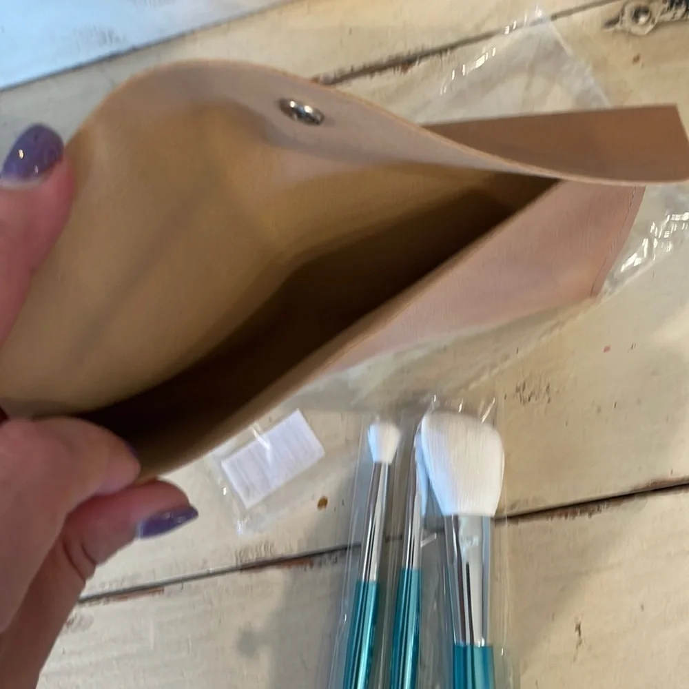 Elaina Badro/ Baby Blue makeup brushes​​​​​​​​​​​​​